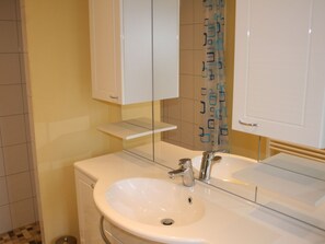 Bungalow | Bathroom - Comfy Bungalow in Alt Farpen With Terrace (Blowatz)