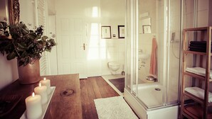 Appartement | Badkamer | Een douche, handdoeken