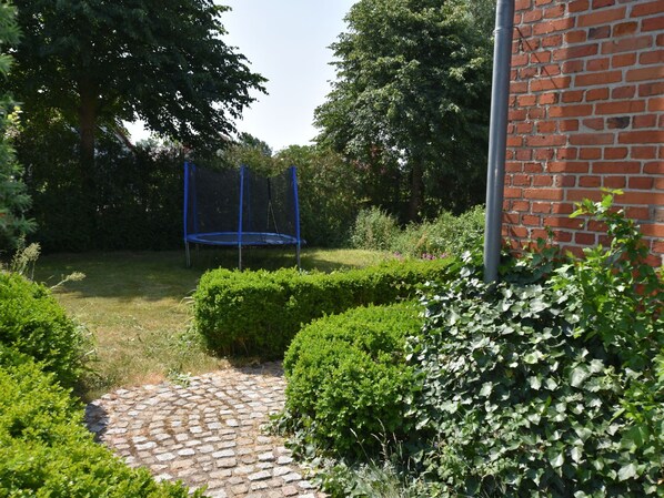 Apartment | Exterior - Spacious Apartment With Garden, Terrace, Heating and Bar (Boiensdorf)