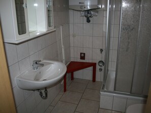 Apartment | Bathroom - Spacious Apartment With Garden, Terrace, Heating and Bar (Boiensdorf)