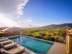 House | Pool | Indoor pool, outdoor pool - Holiday Home in Cortona With Pool & Valley Views (Cortona)