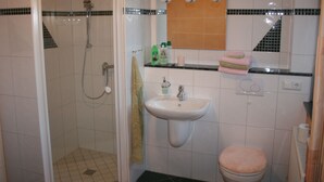 Apartment | Bathroom | Shower, hair dryer, towels - Luxurious Apartment in Alt Farpen With Lake Near (Blowatz)
