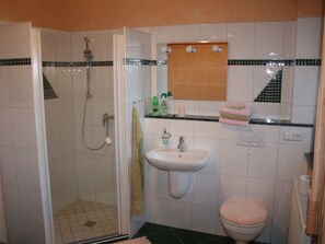 Apartment | Badezimmer | Dusche, Haartrockner, Handtücher