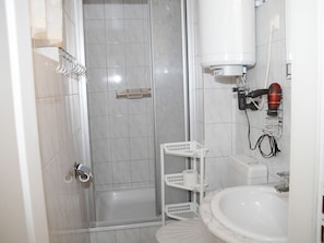 Ferienhaus | Badezimmer | Dusche, Haartrockner