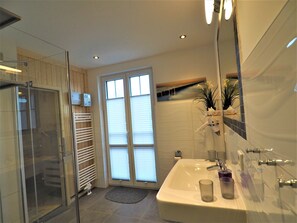 House | Bathroom | Hair dryer - Holiday Home in Rerik Near Beach and Sauna (Rerik)