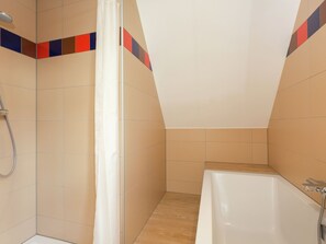 House | Bathroom - Scenic Holiday Home in Oostkapelle near Beach (Oostkapelle)