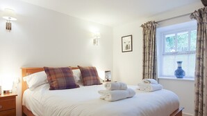 2 bedrooms, individually furnished, bed sheets - Inviting Traditional Cottage in the Heart of Elterwater (Ambleside)