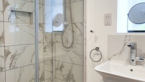 Shower, towels - Inviting Traditional Cottage in the Heart of Elterwater (Ambleside)