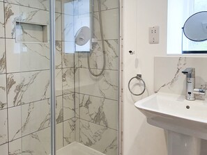 Shower, towels - Inviting Traditional Cottage in the Heart of Elterwater (Ambleside)