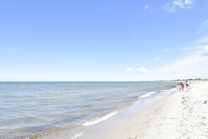 A beach with clear skies and calm waters. - Ferienwohnung in Zingst (Zingst)