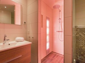 A modern bathroom with a large mirror, a sink, and a shower. - Holiday Home in Oostkapelle Near Forest (Oostkapelle)