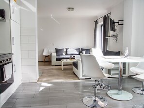 Apartment | Eigene KĂŒche | Mikrowelle, Herdplatte, Hochstuhl