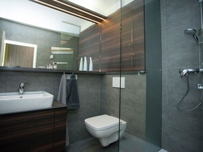 Apartment | Badezimmer | Dusche, Handtücher