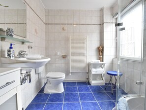 House | Bathroom - Idyllic Holiday Home in Gerdshagen With Barbecue (Satow)