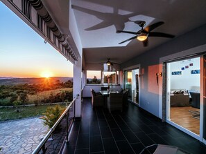 Living room | Fireplace, DVD player
