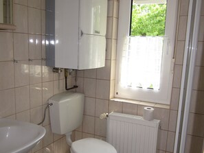 House | Bathroom | Shower - Quaint Holiday Home in Steffenshagen near Sea (Steffenshagen)