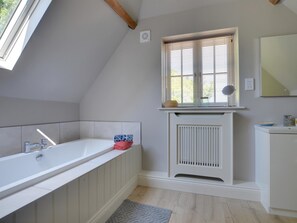 Ferienhaus | Badezimmer | Badewanne, Handtücher