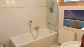 Bathroom - Modern Holiday Home in Marlow With Terrace (Marlow)