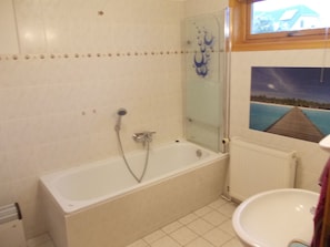 Bathroom - Modern Holiday Home in Marlow With Terrace (Marlow)