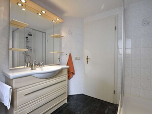 Apartment | Bathroom | Shower, towels
