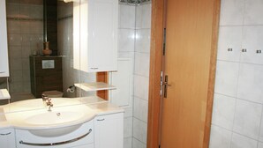 Casa | Baño | Tina con regadera y toallas 