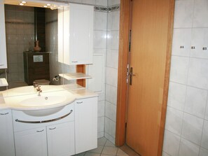 House | Bathroom - Quaint Holiday Home in Robertsdorf near Beach (Blowatz)