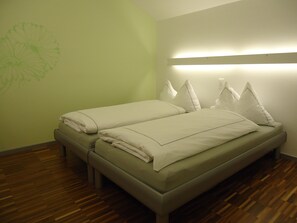 Basic-Doppel- oder -Zweibettzimmer, mit Bad