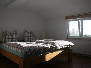 2 Schlafzimmer, Babybetten, individuell eingerichtet