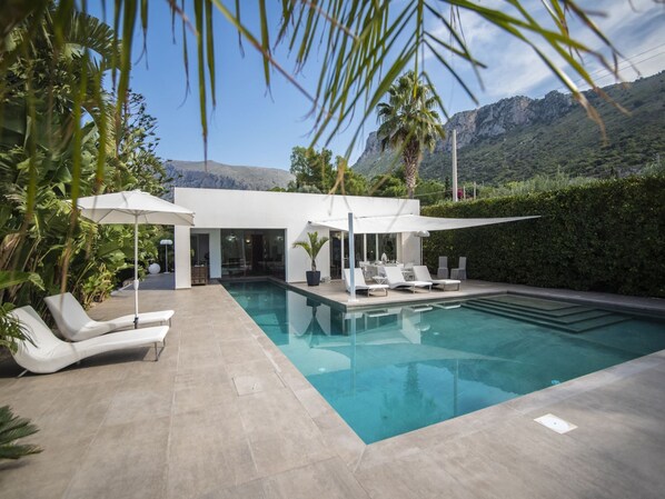 Una piscina techada, una piscina al aire libre