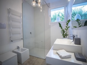 Maison | Salle de bain | Douche, sĂšche-cheveux