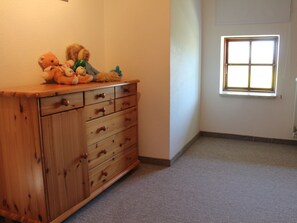 2 Schlafzimmer, Babybetten, individuell eingerichtet, Bettwäsche