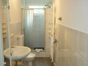 Apartment | Badezimmer | Dusche, Handtücher