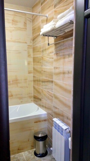 Junior-Suite | Badezimmer | Haartrockner, Handtücher