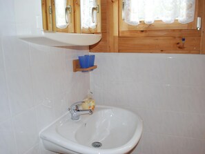 Bathroom - Cosy Holiday Home in Tessin With Terrace (Tessin)