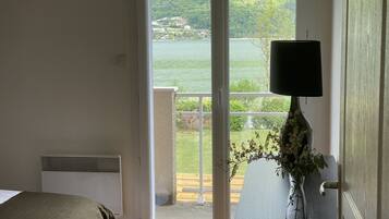 3 chambres, bureau, fer et planche Ă repasser, lit parapluie