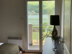 3 habitaciones, escritorio y tabla de planchar con plancha 