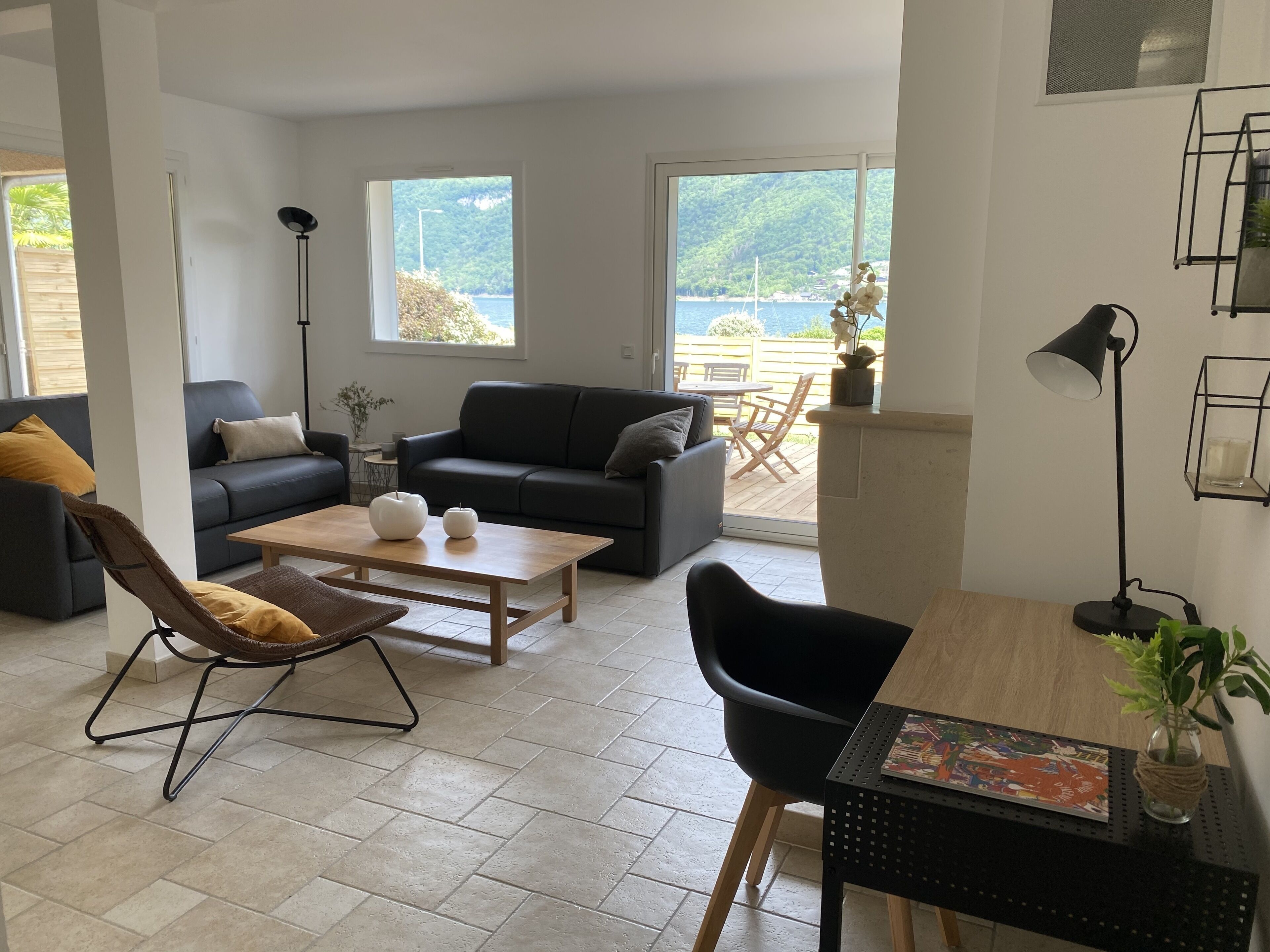 电视、壁炉、书