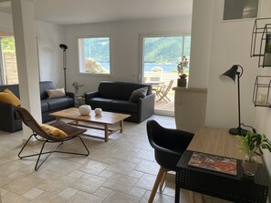 تلفزيون، مدفأة، كُتُب