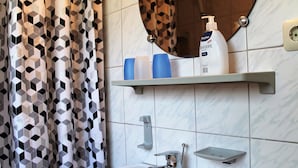 Apartamento | Banheiro | Chuveiro, toalhas de banho