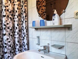 Apartment | Bathroom - Apartment in Zierow With Garden, Roofed Terrace and Barbecue (Zierow)