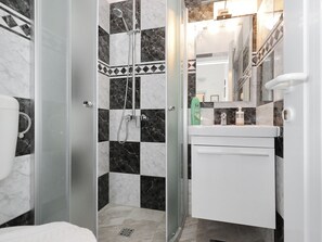 Apartment | Bathroom - Modern Apartment With Private Pool in Maslenica (Jasenice)