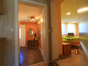 1 Schlafzimmer, Babybetten, individuell eingerichtet, Bettwäsche
