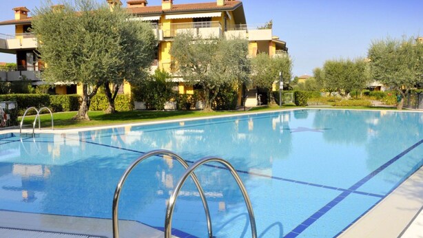 House | Pool | Outdoor pool - Holiday Home in Sirmione Near Thermal Baths (Sirmione)