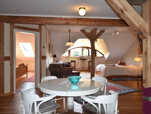 Apartment | Dining - Besondere Ferienwohnung Bibliothek in Buschhagen (Niepars)