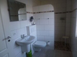 Ferienhaus | Badezimmer | Dusche, Haartrockner