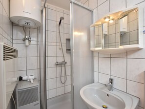 Ferienhaus | Badezimmer | Dusche, Haartrockner