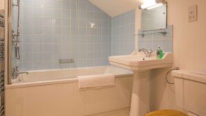 Ferienhaus | Badezimmer | Duschwanne, Handtücher