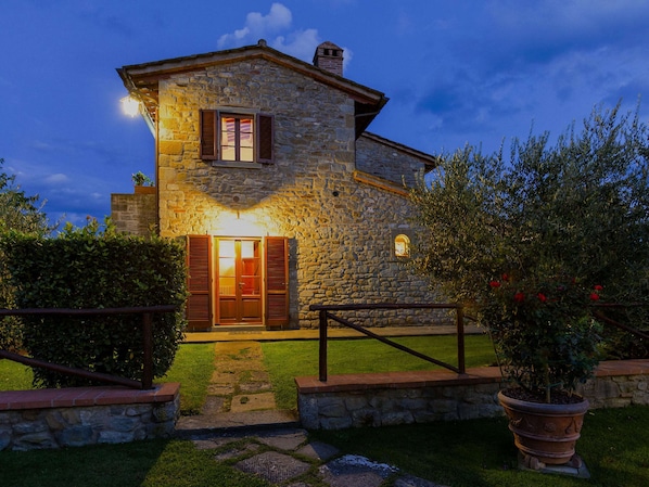 Villa | Exterior - Apartment in Cortona With Pool and Hill Views (Cortona)