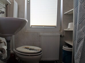 House | Bathroom - Blissful Holiday Home in Hohenkirchen With Roofed Terrace (Hohenkirchen)