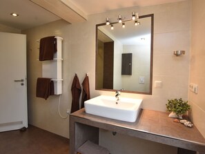 Ferienhaus | Badezimmer | Dusche, Haartrockner